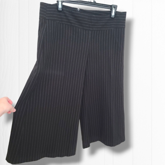 Tempted Women's Wide Leg Black Pin Striped Cropped Pants Size 12 - Picture 2 of 6